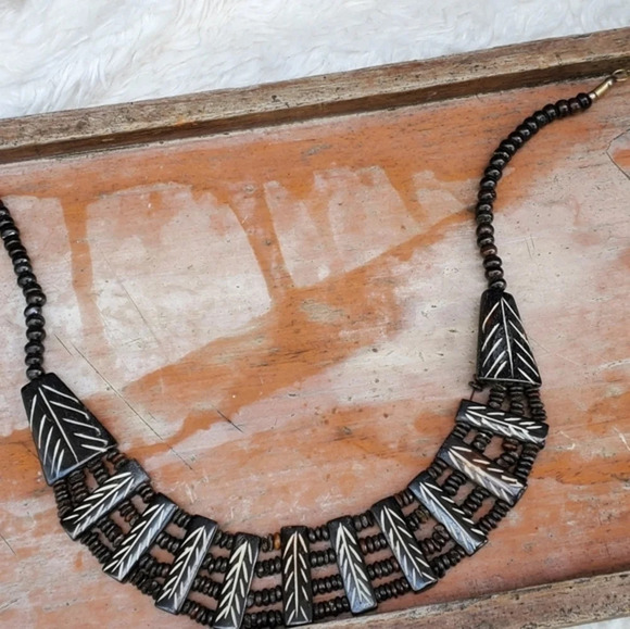 Vintage boho wood etched necklace - Picture 3 of 9